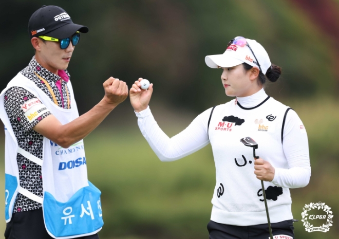 아웃백 골프단 유서연 선수와 bhc그룹 캐디구단 홍정일 캐디의 경기 모습 / 사진=bhc그룹 제공