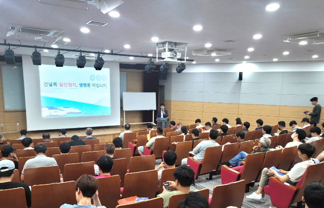 한국철도공사(코레일)는 도로교통공단 대전·세종·충남지부에서 교통안전교육 대상자 200여 명에게 ‘찾아가는 철도건널목 안전교육 캠페인’을 진행했다. / 사진=코레일 제공