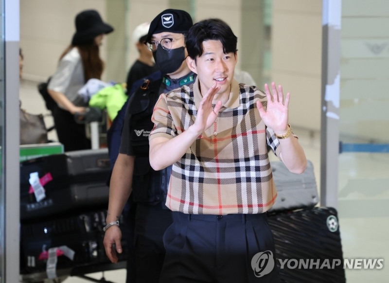 손흥민이 인천국제공항에서 팬들을 향해 반갑게 인사를 전하고 있다. [연합뉴스] 