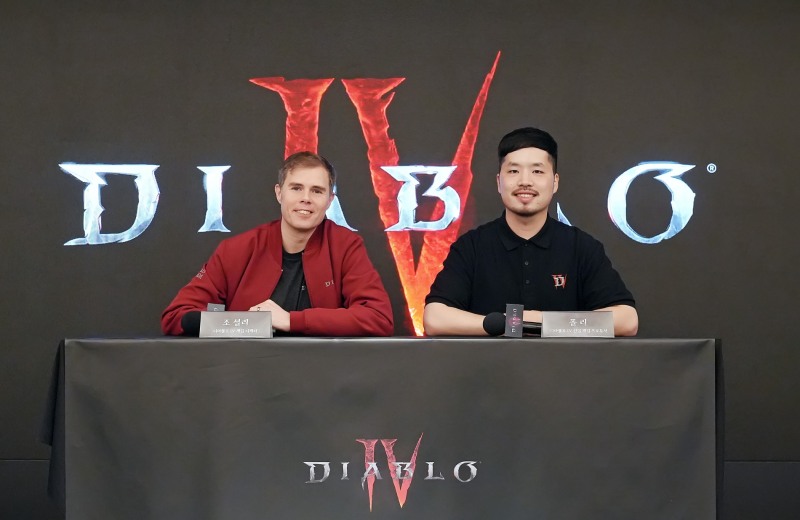 왼쪽부터 '디아블로4' 조 셜리 게임 디렉터, 폴 리 선임 게임 프로듀서.