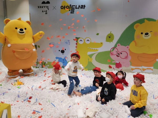 LG유플러스 키즈 전용 플랫폼 ‘아이들나라’와 아동 돌봄 학습 플랫폼 기업 ‘째깍악어’가 지난해 11월부터 공동 운영하고 있는 온·오프라인 융합 교육 서비스 ‘째깍섬x아이들나라 클래스’의 누적 이용고객이 1만명을 넘어섰다. 사진은 째깍섬x아이들나라 클래스를 찾은 아이들이 수업을 듣고 있는 모습./사진=LG유플러스 제공