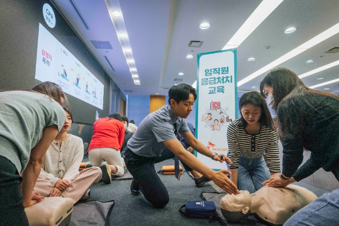 SK텔레콤은 자사 구성원 대상 ‘심폐소생술 등 응급처치 실습교육’을 실시, 이달까지 1100명이 교육을 수료했다고 31일 밝혔다. SKT는 올해 ICT Famaily 구성원 대상으로 총 6000명 이상 교육 수료를 목표로 하고 있다. 사진은 SK T타워에서 SKT 협력사 직원들이 응급처치 교육을 받고 있는 모습. (사진 = SK텔레콤 제공)
