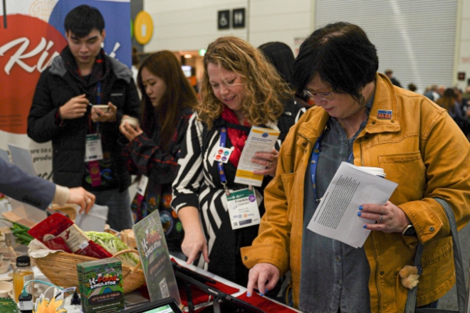 멜번 로타리 컨벤션 연계 김치 홍보관 운영 현장에서 관람객이 살펴보고 있다. / 사진=한국농수산식품유통공사 제공