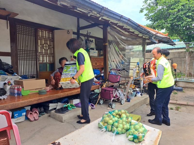 정읍시 장명동주민센터와 상명새마을금고는 해피홈 봉사활동을 진행했다. / 사진=정읍시 제공