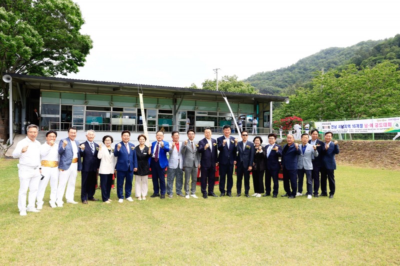 화순군(군수 구복규)은 지난 27일 능주면 영덕정에서 전남 서남부권 16개정 남녀 궁도대회를 개최했다. / 사진=화순군 제공