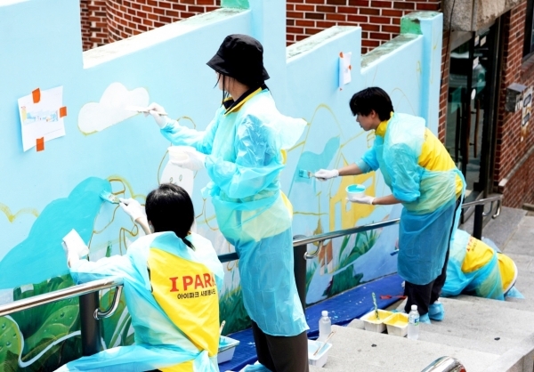 HDC그룹 계열사 임직원들이 벽화 그리기 봉사활동을 하고 있다. / 사진=HDC현대산업개발 제공