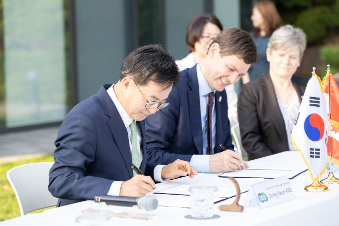 31일 오후 도담소에서 김동연 경기도지사, 데이비드 이비 캐나다 BC주수상이 양 지역 간 제4차 실행계획에 서명하고 있다. / 사진 = 경기도뉴스포털