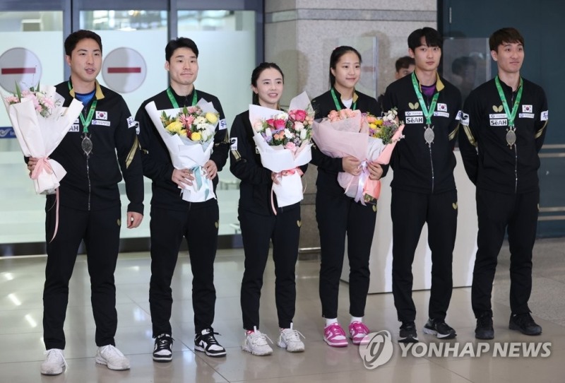 (영종도=연합뉴스) 남아프리카 더반에서 열린 2023 국제탁구연맹 세계선수권대회에 출전한 탁구 국가대표팀 선수들이 31일 오후 인천국제공항 제1여객터미널을 통해 입국한 뒤 꽃다발을 들고 있다. 왼쪽부터 임종훈, 장우진, 전지희, 신유빈, 조대성, 이상수.