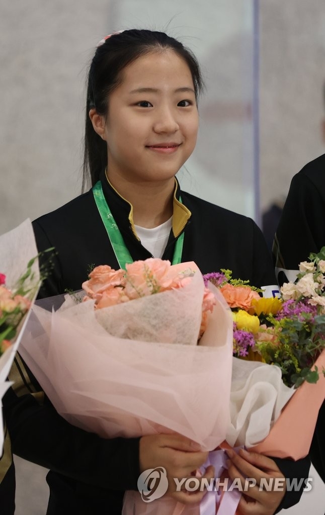 (영종도=연합뉴스) 2023 국제탁구연맹 개인전 세계선수권대회에서 은메달을 따낸 신유빈(대한항공)이 31일 오후 인천국제공항 제1여객터미널로 입국하며 웃고 있다. 여자 개인전 단·복식 전체에서 한국 선수가 은메달 이상의 성적을 낸 것은 1993년 예테보리 대회 현정화(우승) 이후 30년만이다.