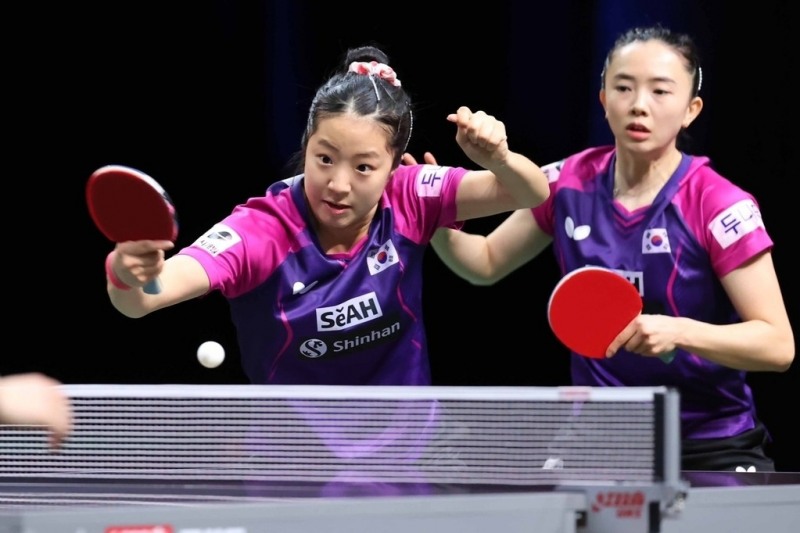 2023 국제탁구연맹 세계선수권대회에서 30년만에 여자복식 은메달을 차지한 신유빈, 전지희 경기모습. 이번 대회 탁구대는 국제탁구연맹 규정대로 '짙은 색'을 사용했다.