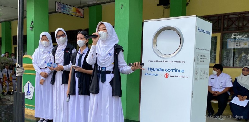 세이브더칠드런과 현대자동차가 설치한 플라스틱 수거함을 전교생에게 설명하는 아동 캠페이너 ⓒ 세이브더칠드런 제공