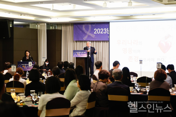 '23년생명나눔기증자기념(추모)행사'행사에서문인성한국장기조직기증원원장이인삿말을하고있다.