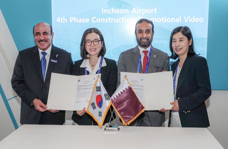 지난 30일 서울 콘래드 호텔에서 진행된 ‘인천국제공항공사-카타르 항공교육원 간 업무협약 체결식’에서 인천국제공항공사 이희정 사장 직무대행(사진 맨 오른쪽)이 업무협약 체결 후 (사진 왼쪽부터) 카타르 교통부 자심 빈 사이프 아메드 알 술라이티 장관, 인천국제공항공사 최민아 인재개발원장, 카타르 항공교육원 자보르 빈 하마드 알타니 원장과 기념촬영을 하고 있다. / 사진=인천공항공사 제공