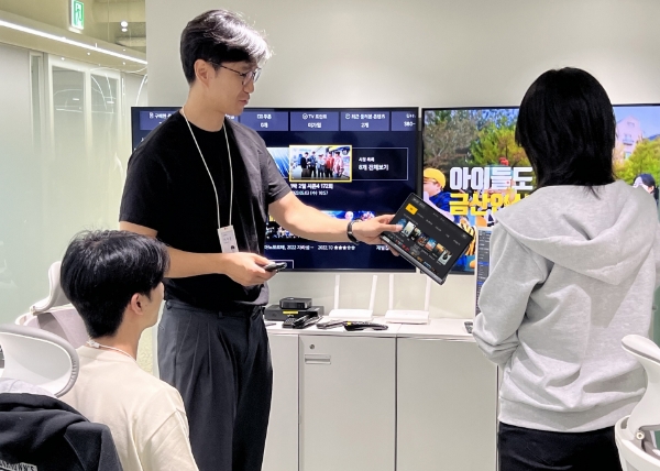 LG유플러스는 업계 최초로 U+tv 플랫폼에 ‘MSA(Microservice Architecture)’ 기술을 적용, 미디어 플랫폼 운영 안정성을 높이며 IPTV 품질을 대폭 개선했다. 사진은 LG유플러스 IPTV MSA전환TF 팀원들이 MSA 기술을 적용하고 IPTV 플랫폼을 테스트하고 있는 모습./ 사진=LG유플러스 제공