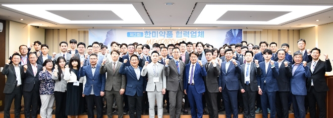 〉 한미약품 박재현 대표이사(가운데)와 협력사 관계자 50여명이 지난 5월 24일 서울 송파구 한미약품 본사에서 열린 제2회 협력업체 멘토십 프로그램을 마친 후 기념촬영을 하고 있다./사진=한미약품 제공