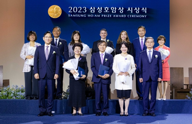 삼성호암상 수상자들과 행사 참석자들이 6월 1일 서울신라호텔 다이너스티홀에서 열린‘2023 삼성호암상 시상식’에서 기념 촬영을 하고 있다./ 사진=호암재단 제공