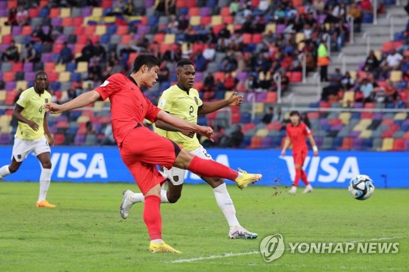 (산티아고 델 에스테로=연합뉴스) 1일(현지시간) 오후 아르헨티나 산티아고 델 에스테로 스타디움에서 열린 2023 국제축구연맹(FIFA) 20세 이하(U-20) 월드컵 16강전 한국과 에콰도르의 전반전 경기에서 이영준이 선취골을 넣고 있다.