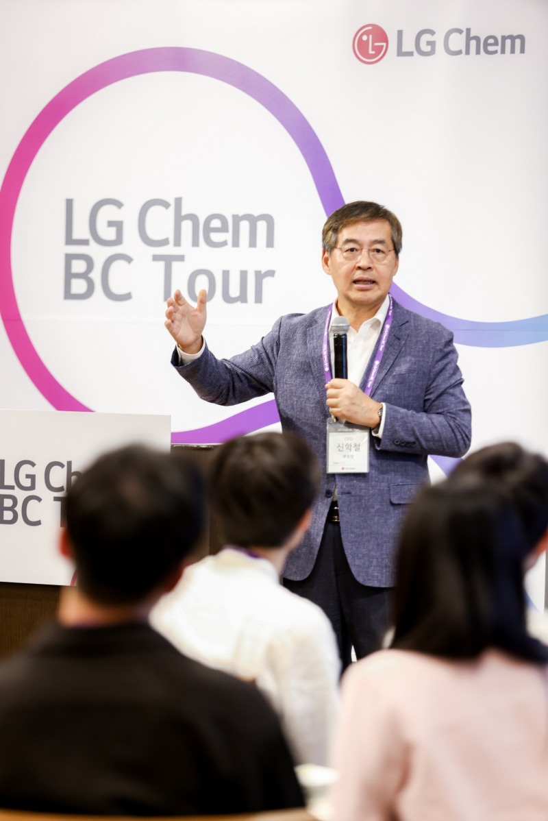 신학철 LG화학 부회장이 일본 인터컨티넨털 도쿄 베이 호텔에서 열린 글로벌 인재 채용 행사 'BC투어'를 주관하며 환영사를 하고 있다. / 사진=LG화학 제공