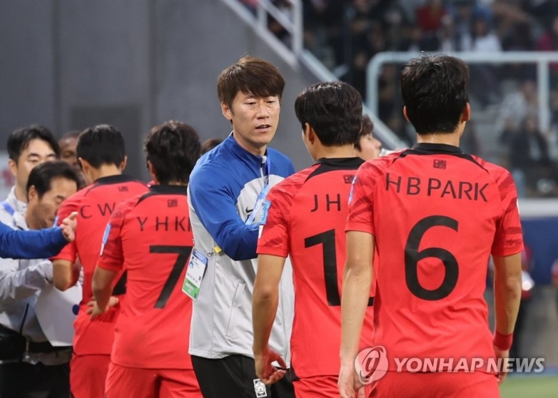 (산티아고 델 에스테로=연합뉴스) 1일(현지시간) 오후 아르헨티나 산티아고 델 에스테로 스타디움에서 열린 2023 국제축구연맹(FIFA) 20세 이하(U-20) 월드컵 16강전 한국과 에콰도르의 전반전 경기에서 김은중 감독이 두 번째 골을 넣은 배준호를 안아주고 있다.