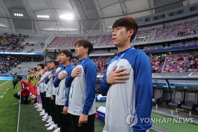 (산티아고 델 에스테로=연합뉴스) 1일(현지시간) 오후 아르헨티나 산티아고 델 에스테로 스타디움에서 열린 2023 국제축구연맹(FIFA) 20세 이하(U-20) 월드컵 16강전 한국과 에콰도르의 경기에서 김은중 감독과 코치친들이 애국가를 부르고 있다.