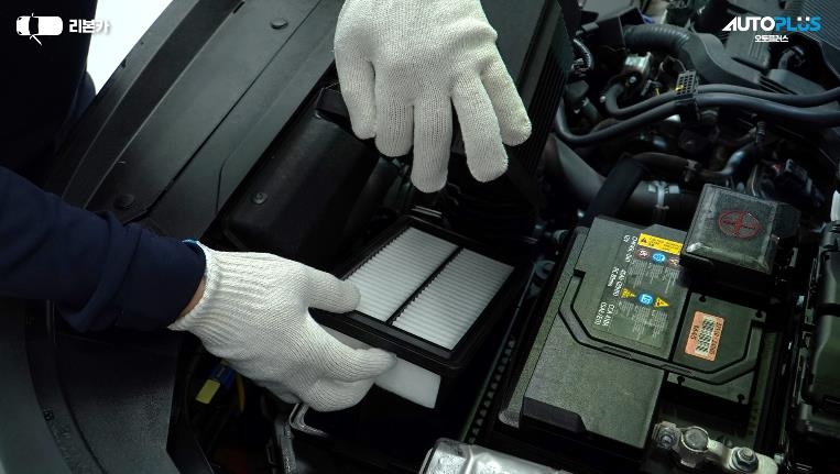 엔진 내부 공기의 불순물을 걸러주는 에어필터의 평균 점검주기는 1만 km, 교체 주기는 4만 km이다.