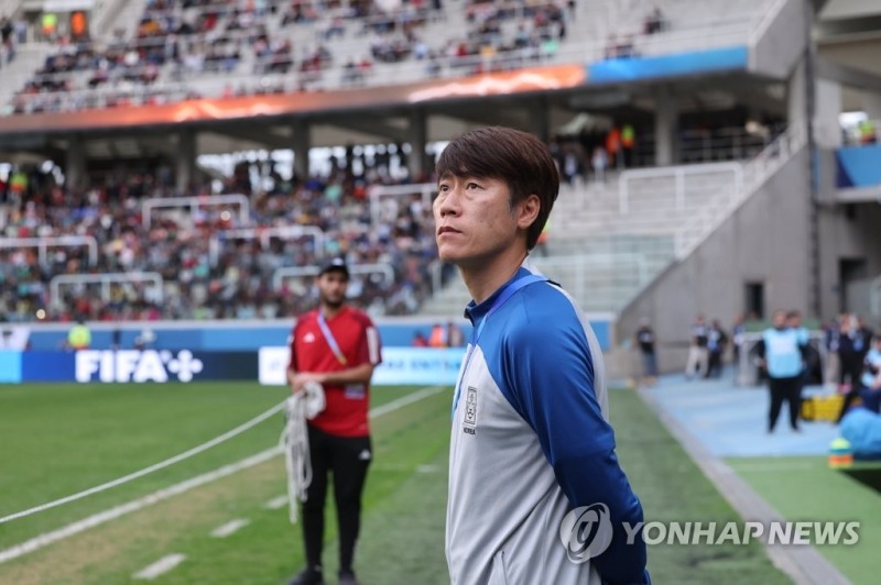 1일(현지시간) 20세 이하(U-20) 월드컵 16강전 에콰도르와의 경기에서 김은중 감독이 경기장을 둘러보고 있다. [연합뉴스] 