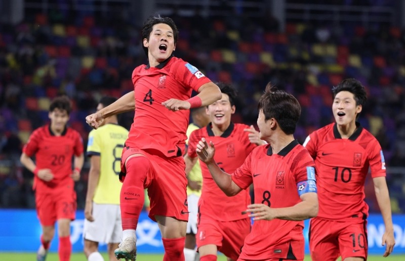 한국과 에콰도르의 후반전 경기에서 최석현(4번)이 대표팀의 세번째 골을 넣은 뒤 동료들과 환호하고 있다. [연합뉴스] 