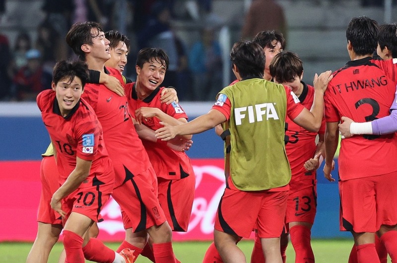 &quot;이젠 8강이다&quot; 1일(현지시간) 20세 이하(U-20) 월드컵 16강전 에콰도르와의 경기에서 3:2로 승리한 한국 대표팀 선수들이 기뻐하고 있다. [연합뉴스] 