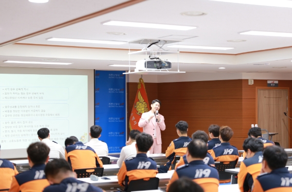 사진 : 국내기부단체 희망조약돌이 세종소방서 소방공무원을 대상으로 무료강의 프로그램을 진행하고 있다.
