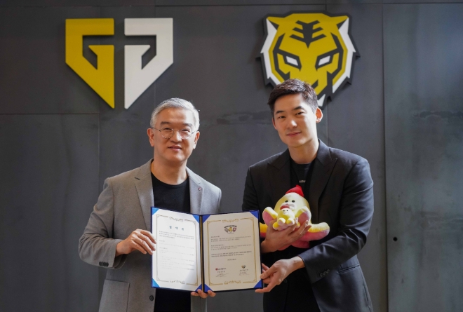 지난 1일 서울 강남구 젠지 이스포츠 사옥에서 진행된 스폰서십 체결식에서 정수헌 LG유플러스 Consumer부문장, 프로게이머 쵸비(Chovy), 아놀드 허 젠지 이스포츠 대표 등 양사 관계자들이 참석해 스폰서십 계약 체결을 축하하는 모습. / 사진=LG유플러스 제공