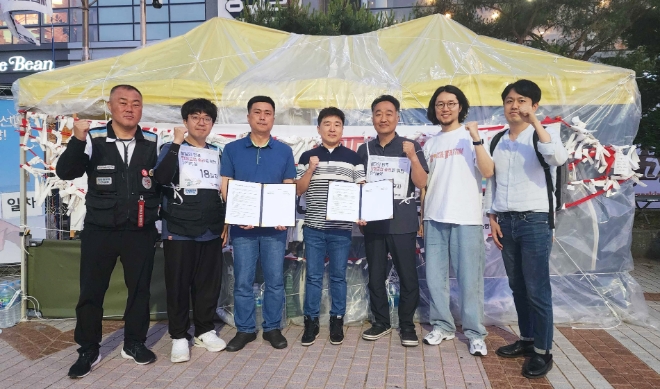 2일 오후 서울시 송파구에서 우아한청년들과 민주노총 서비스연맹 배달플랫폼노동조합 관계자들이 단체협상 잠정 합의 후 기념 촬영을 하고 있다. (제공=우아한청년들)