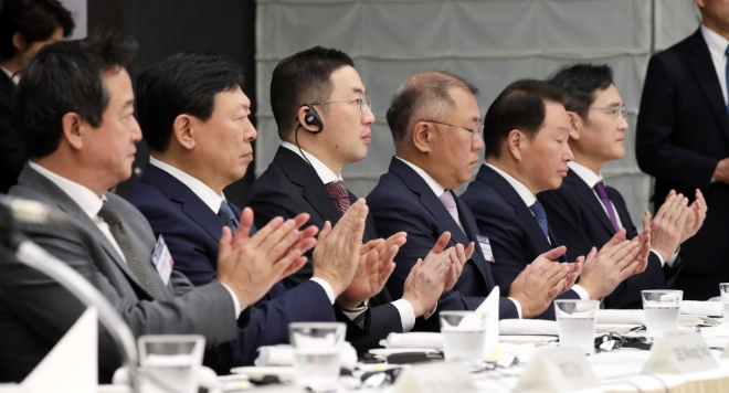 (자료 사진) 한일 비즈니스라운드테이블 참석한 4대그룹 총수 / 연합뉴스