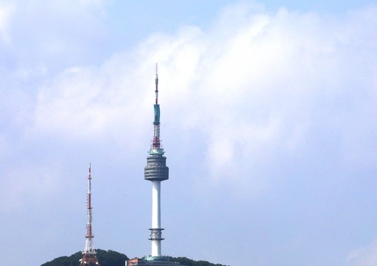5일 오후 서울 용산구 국립중앙박물관에서 바라본 하늘이 파랗게 보이고 있다.