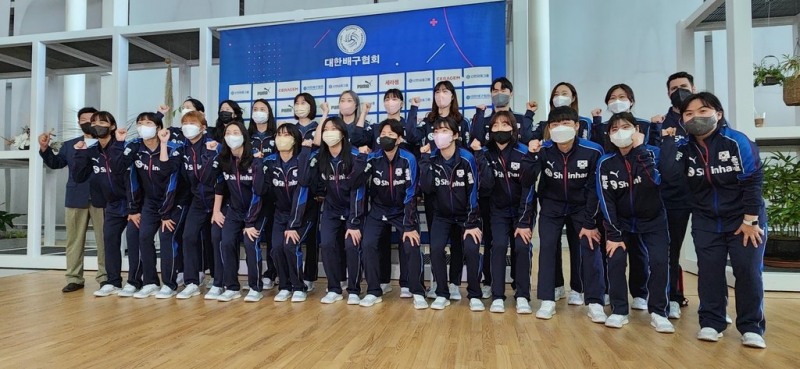 (영종도=연합뉴스) 한국 여자배구대표팀이 22일 2023년 첫 국제대회인 국제배구연맹 발리볼네이션스리그(VNL) 출전을 위해 튀르키예로 떠나기 전 인천국제공항에서 기념 촬영하고 있다.