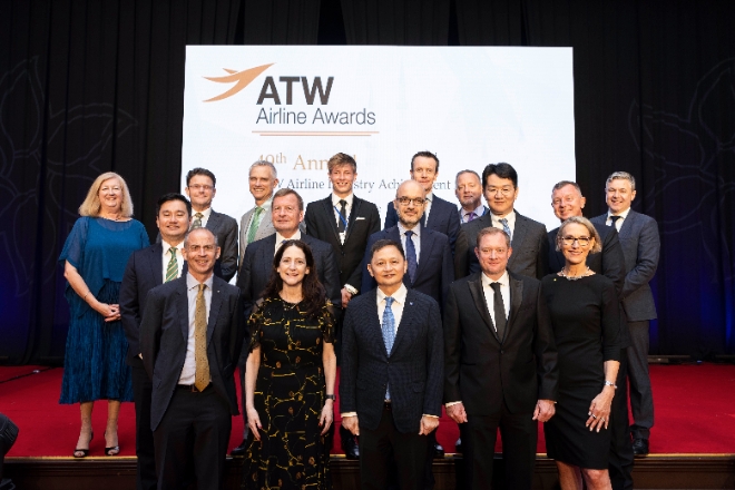 조원태 한진그룹 회장과 카렌 워커(Karen Walker) ATW 총괄편집장(제일 왼쪽)을 비롯한 부문별 수상자들이 함께 기념사진을 찍고 있는 모습