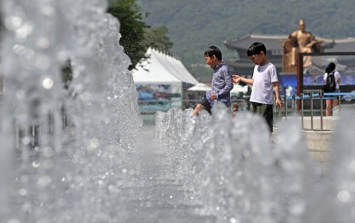 초여름 날씨를 보인 지난 2일 오후 서울 종로구 광화문 광장 분수대에서 어린이가 물놀이를 하고 있다. 