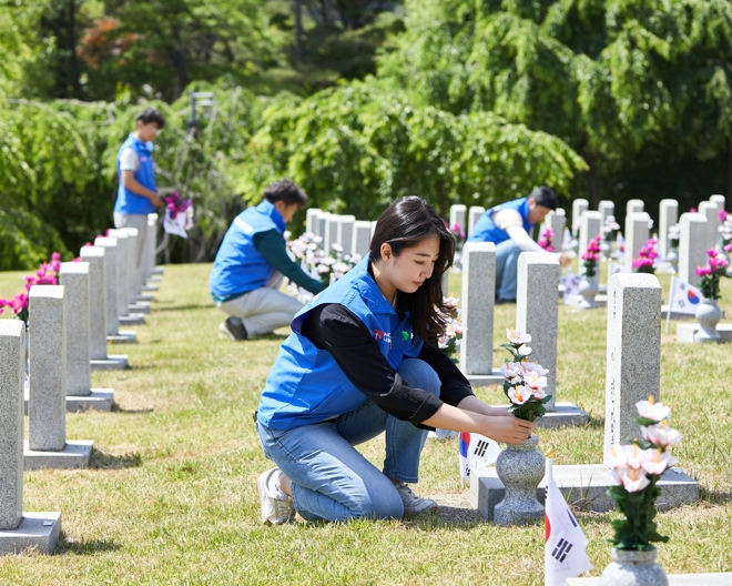 국립서울현충원에서 봉사활동을 하고 있는 HD현대오일뱅크 직원 / 사진=HD현대오일뱅크 제공