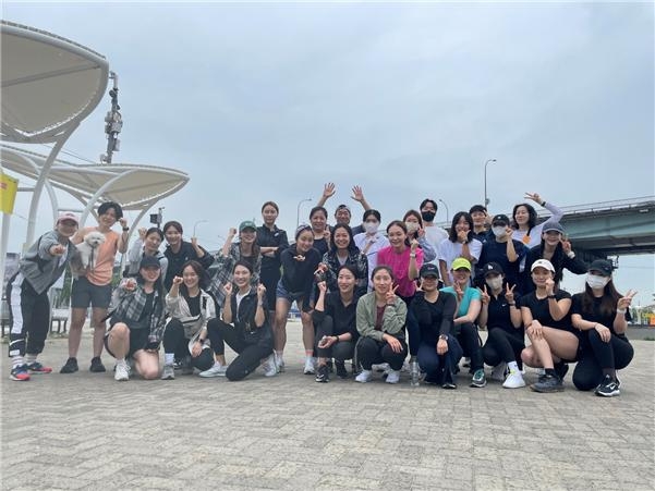 지난 5월 27일 모던필라테스 임원진과 스튜디오 강사진들이 러너스 필라테스 프로그램 개발을 위해 서울 한강공원 반포대교에서 한강대교까지 왕복 5km 달리기 구간을 직접 달린 후 기념촬영을 하고 있다.