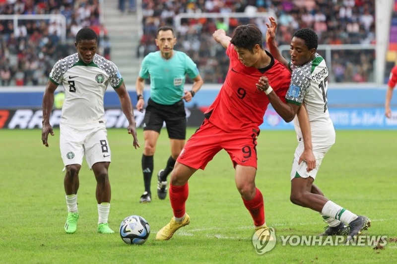 한국 이영준이  나이지리아 선수들과 볼을 다투고 있다. [연합뉴스] 