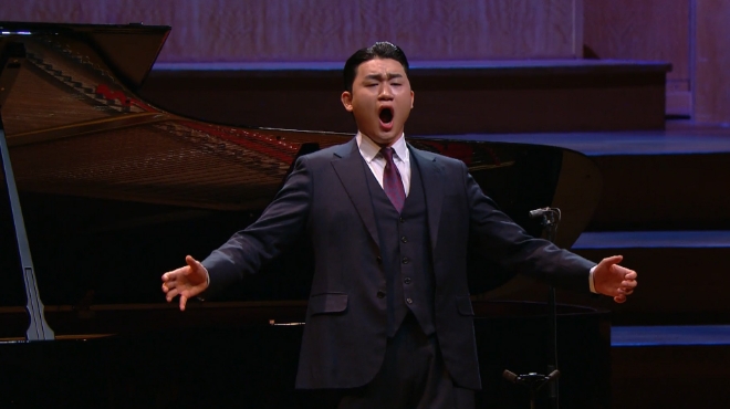 4일(현지시간) 신한음악상 10회 수상자 바리톤 김태한이 벨기에 브뤼셀 보자르에서 열린 퀸엘리자베스 콩쿠르 성악 부문 결선에서 열창하고 있는 모습. / 사진 출처=퀸엘리자베스 콩쿠르 홈페이지 캡쳐