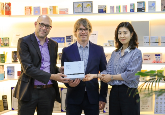 사진=지난 2일 서울 강남구에 위치한 ㈜엔라이즈 본사에서 하이파이브 CEO François-Karl Brouillette(왼쪽)와 MAG-O3 원료 특허권자인 Samuel Fortin(가운데), 엔라이즈 이명주 대표(오른쪽)가 MAG-O3 MAG-O3 공급 계약을 체결했다.