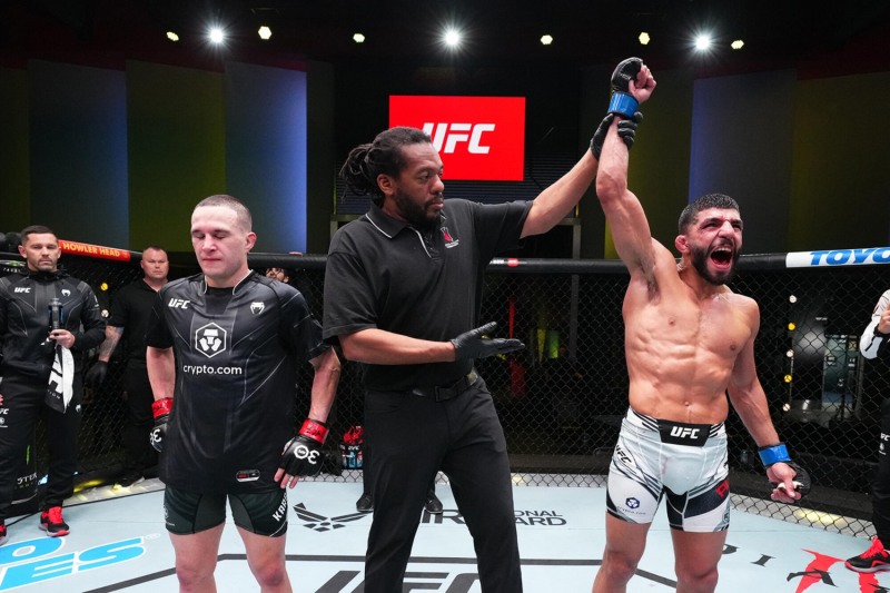 주심이 알바지의 손을 들자 실망한 카라 프랑스(왼쪽. 사진=UFC)