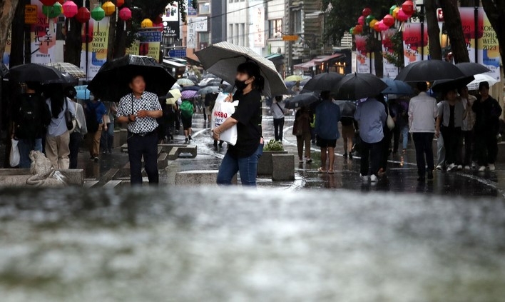 비 내리는 지난달 27일 오후 서울 종로구 인사동에서 우산을 쓴 시민들이 발걸음을 재촉하고 있다.
