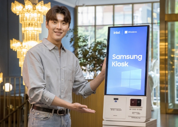 삼성전자 모델이 윈도우(Windows) OS를 탑재한 '삼성 키오스크' 신제품을 소개하고 있는 모습