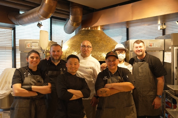 2일 베라 한남점에서 열린 세계 피자 마스터 협업 행사에서 레아 스크루토(앞줄 우측)를 비롯한 세계 피자 마스터들과 베라 임직원들이 기념사진을 촬영하고 있다.