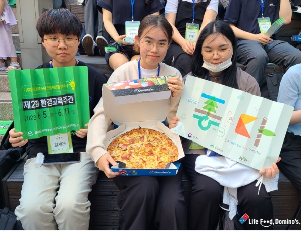 도미노피자 ‘시민 참여 북 콘서트 파티카 전달’