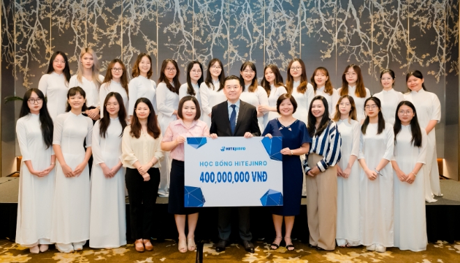 하이트진로는 지난 5일 베트남 현지 대학생 20명에게 장학금을 전달했다. / 사진=하이트진로 제공