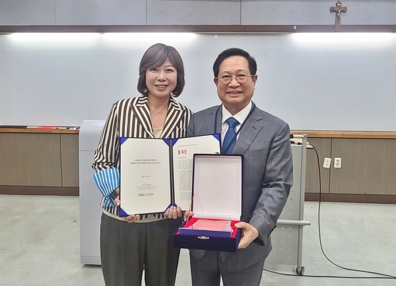 사진=박수경 듀오정보 대표이사가 박철 한국마케팅학회장과 지난 3일 서강대학교에서 열린 ‘2023 한국마케팅프론티어 대상’ 시상식에서 기념 촬영을 하고 있다.