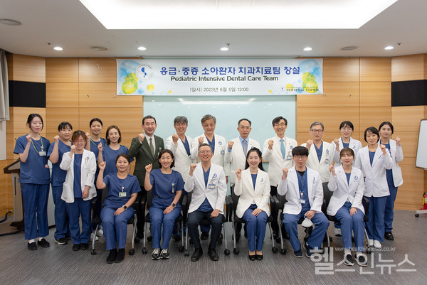 아주대치과병원응급·중증소아환자치과치료팀의료진들이신설기념사진을촬영하고있다.