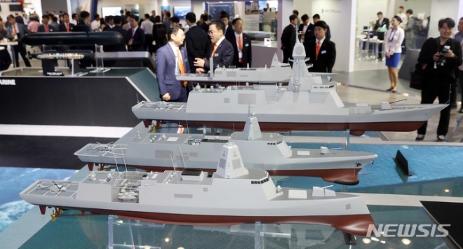 '2023 부산국제조선해양대제전'이 개막한 7일 부산 해운대구 벡스코 제1전시장을 찾은 관람객들이 한국형 차세대 구축함과 잠수함 모형을 둘러보고 있다. 9일까지 열리는 이번 행사에는 세계 12개국 140여개사가 참가해 조선·해양·해양방위 산업 분야의 최첨단 장비와 기술을 소개한다. (사진 = 뉴시스)